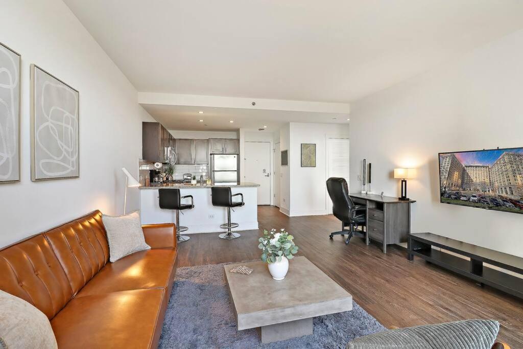 1br Chic & Elite In Hyde Park - Shoreland 714 Apartment