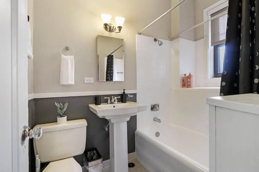 Prime & Fully Furnished - Windermere 609 Apartment Chicago