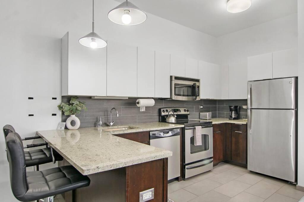 2br Comfy And Roomy In - Del Prado 1013 Chicago