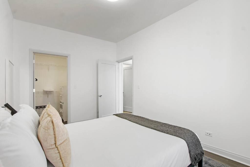 Apartment 2br Comfy And Roomy In - Del Prado 1013 *
