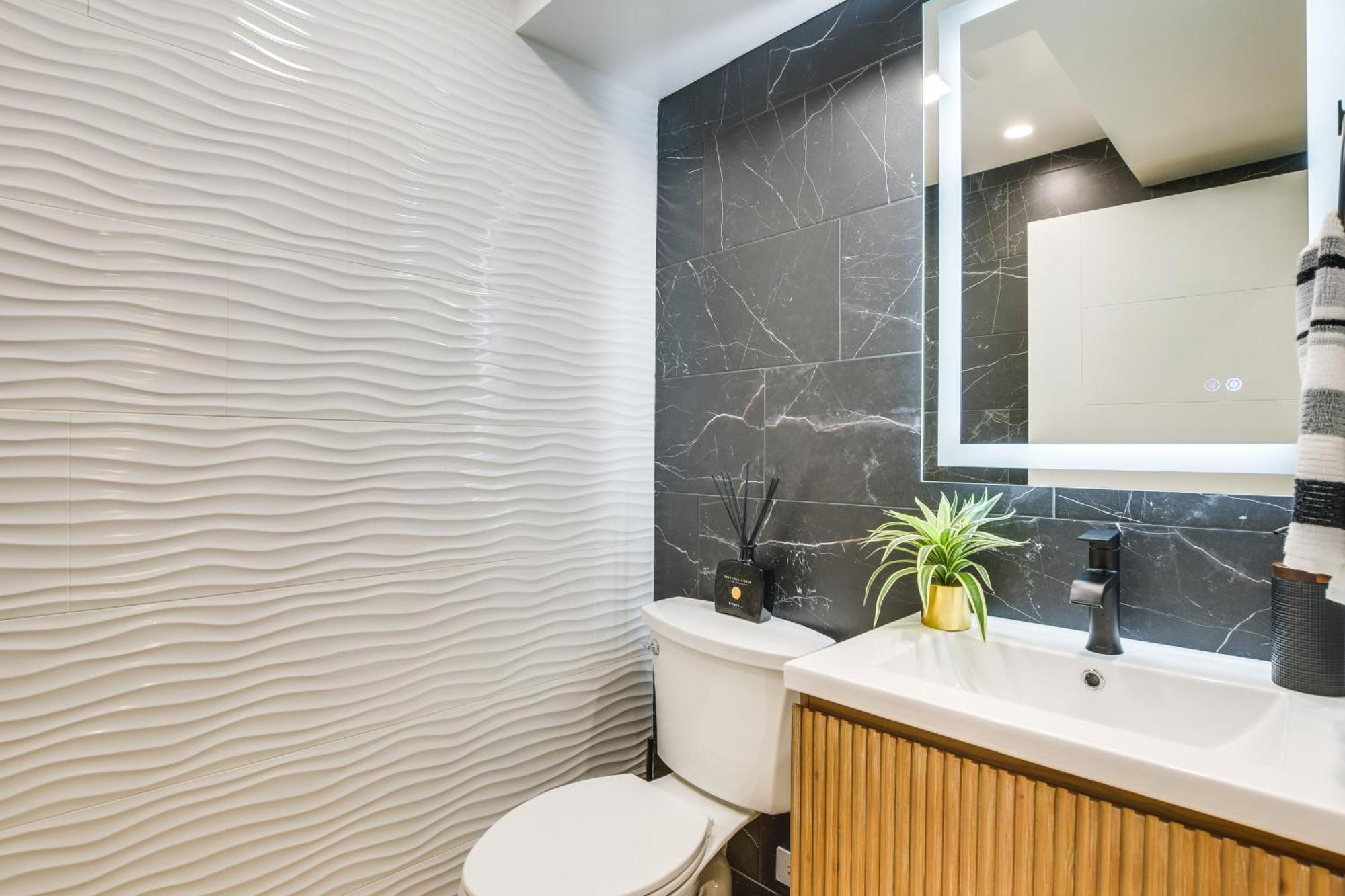 Stylish Retreat, Walk To Loyola Holiday home