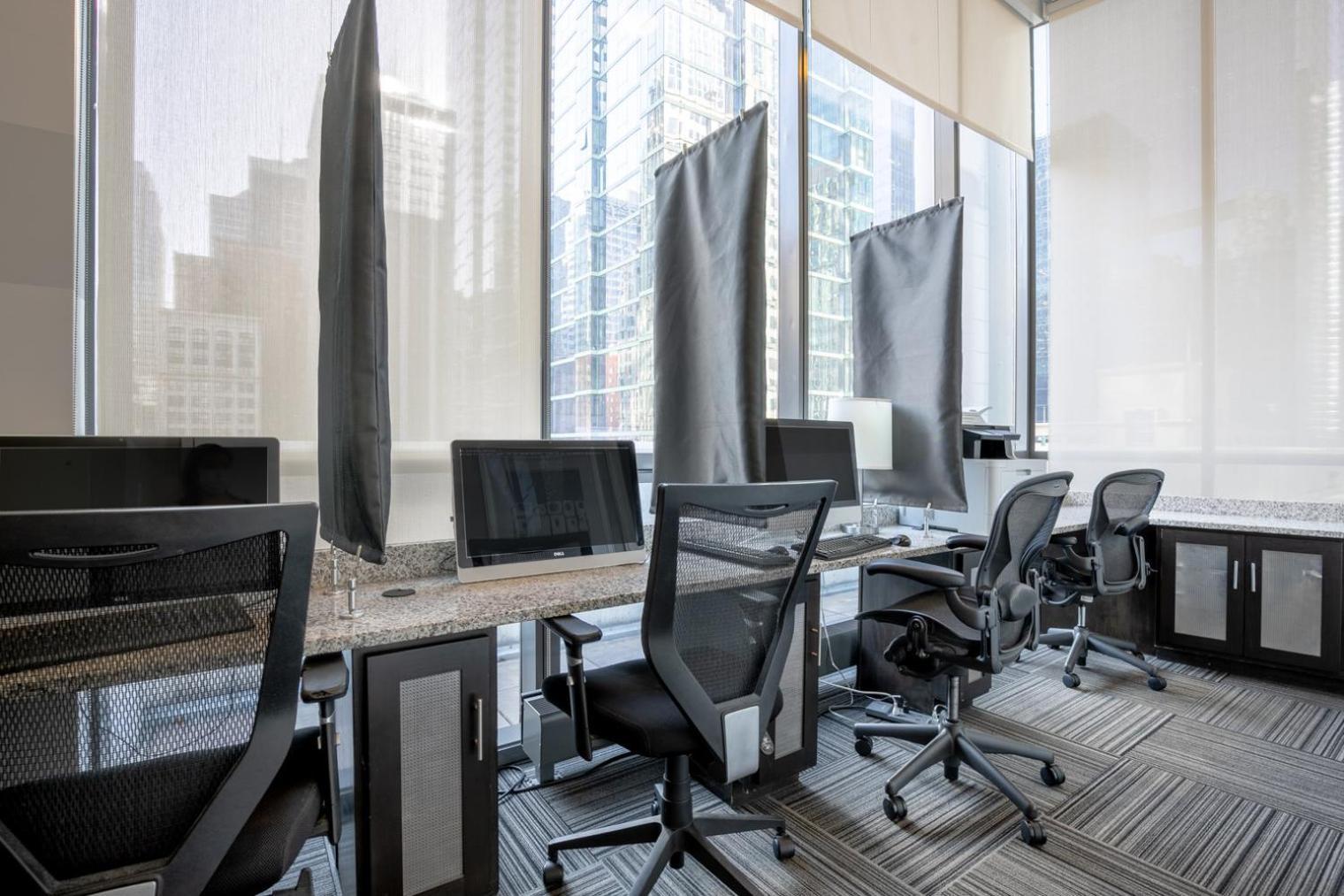 Loop W Pool Gym Nr Theatre District L Chi-258 *