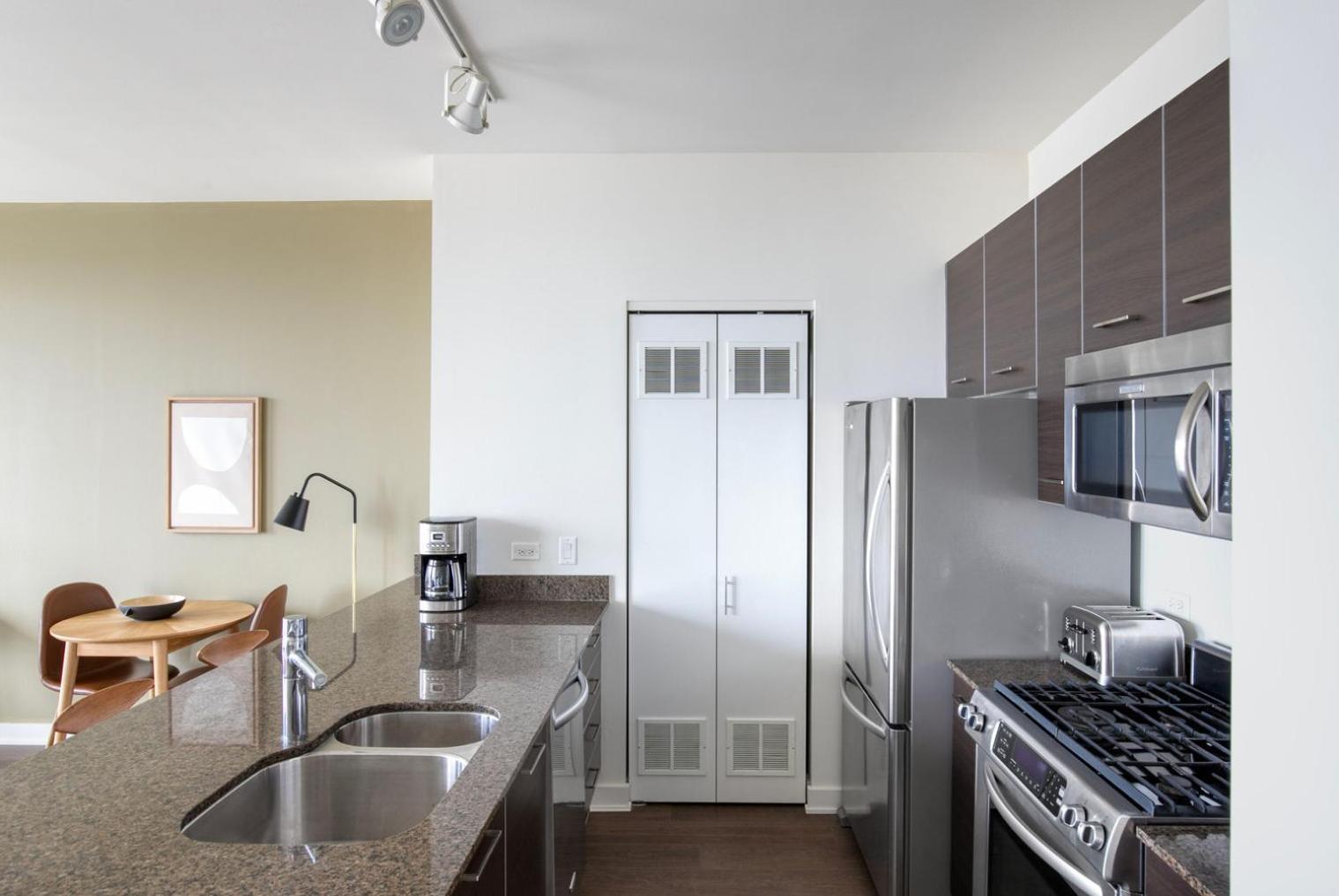River West 1br W Roofdeck Wd Nr Blue Line Chi-1023 *