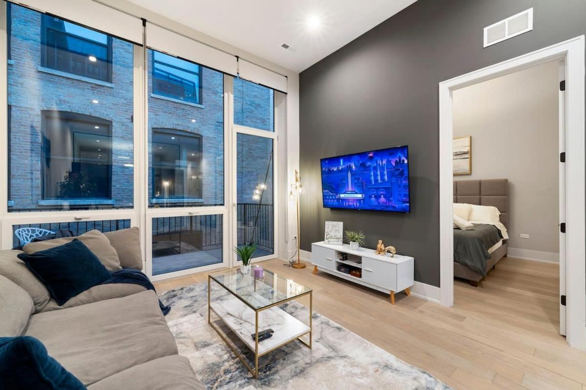 Chic River North 2br 2ba With Private Balcony Apartment *