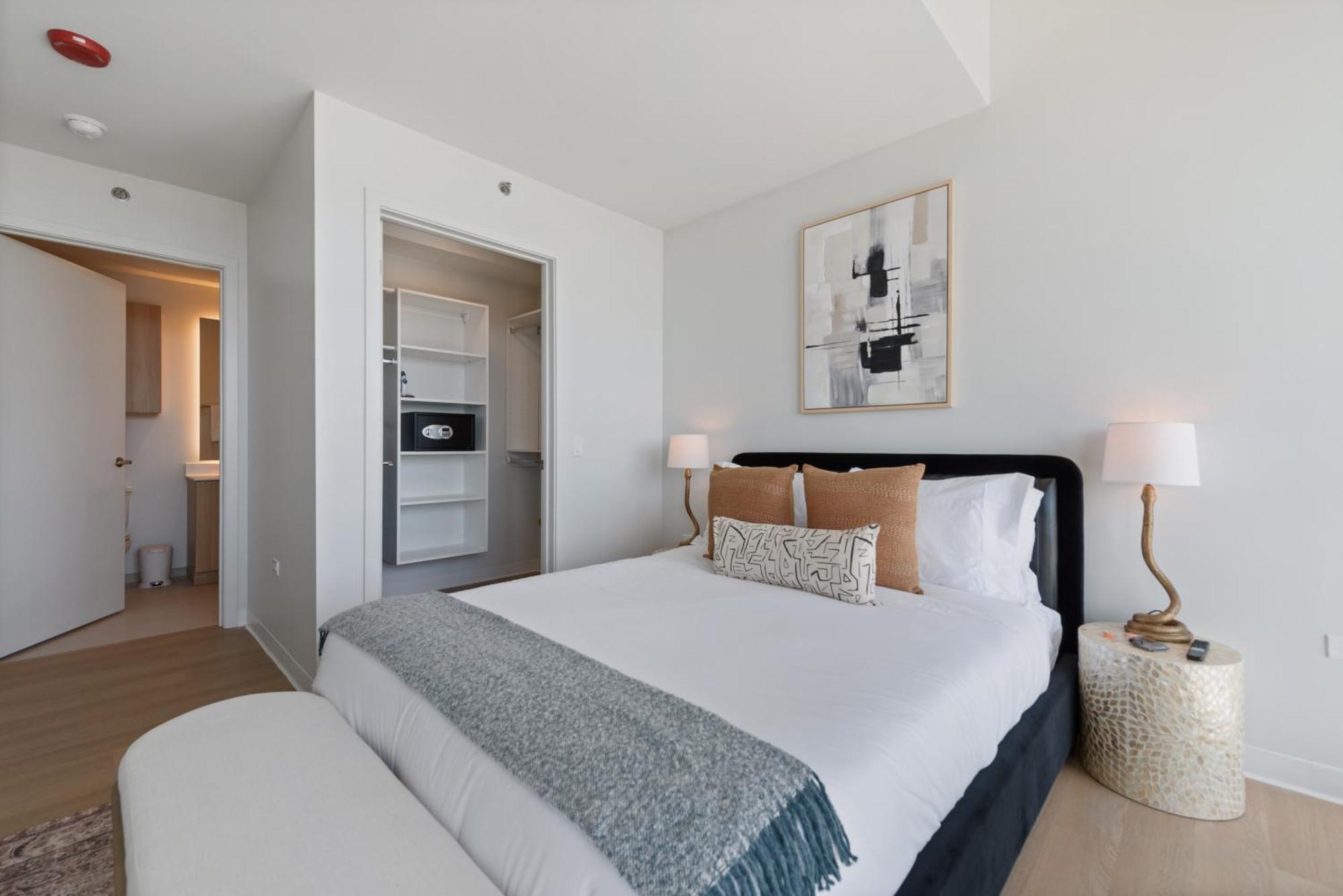 Foundry Unmatched Skyline Views At Lincoln Park Apartment *