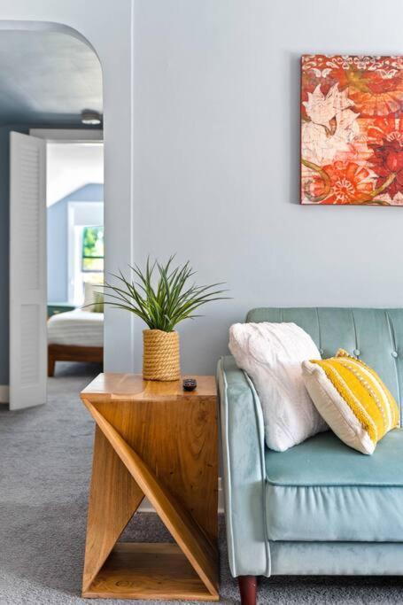 Norwood Park/edison Park! Workstation & In-unit Laundry! 2nd Floor Apartment Chicago