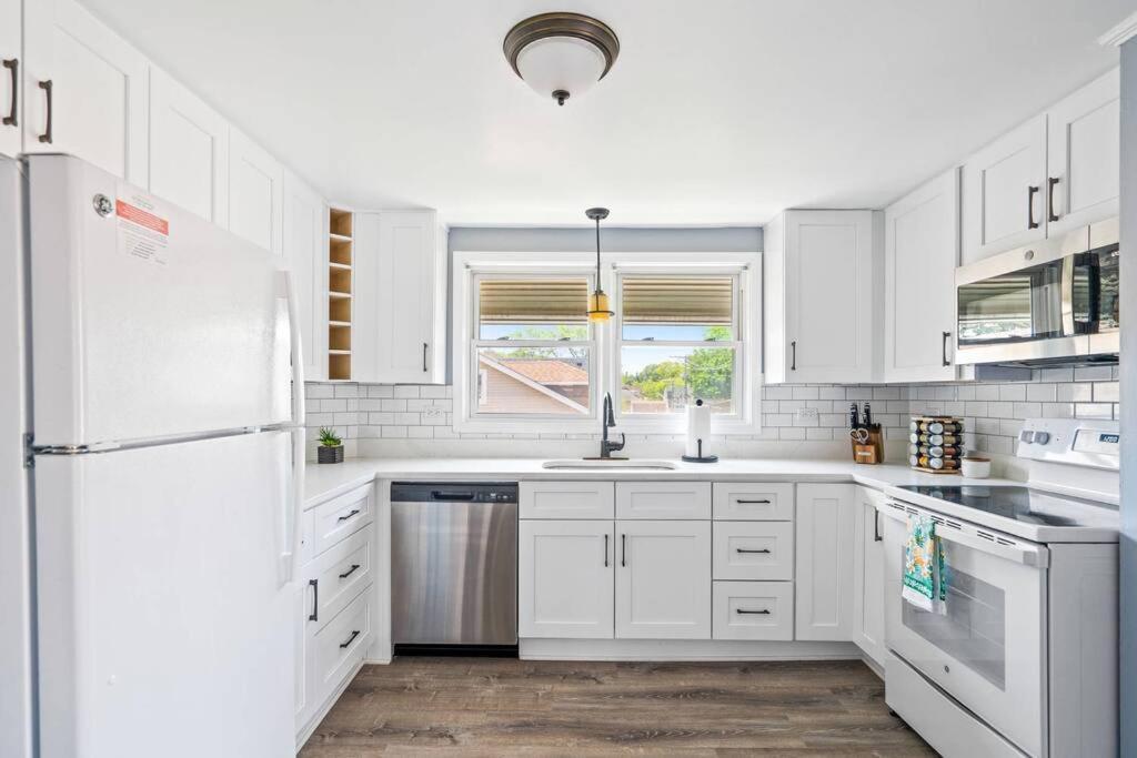 Norwood Park/edison Park! Workstation & In-unit Laundry! 2nd Floor Apartment Chicago