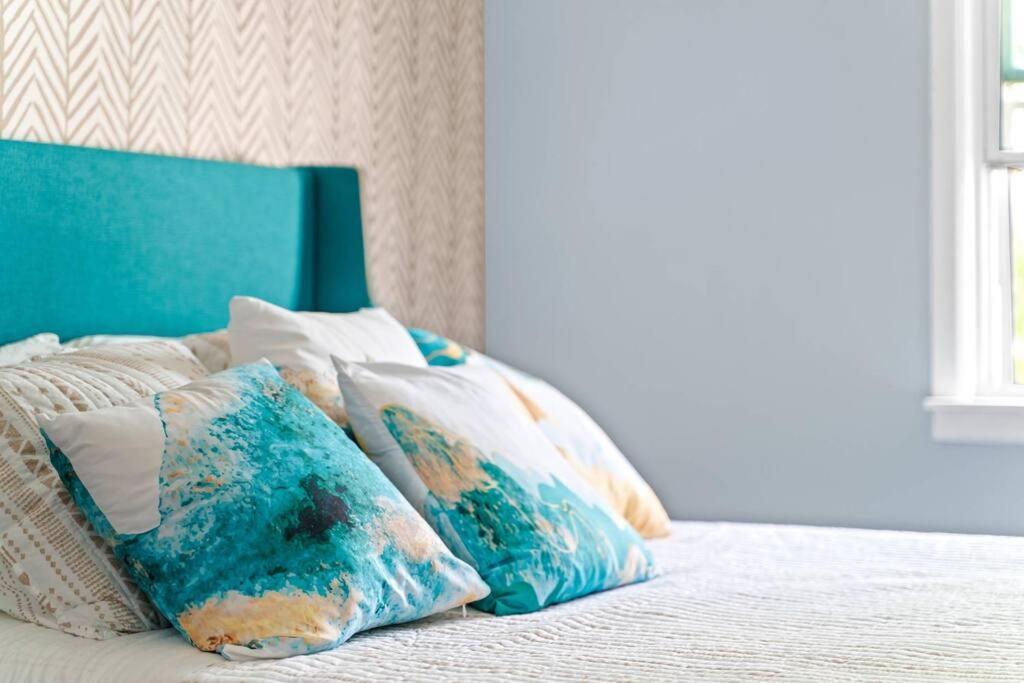 Apartment Norwood Park/edison Park! Workstation & In-unit Laundry! 2nd Floor *