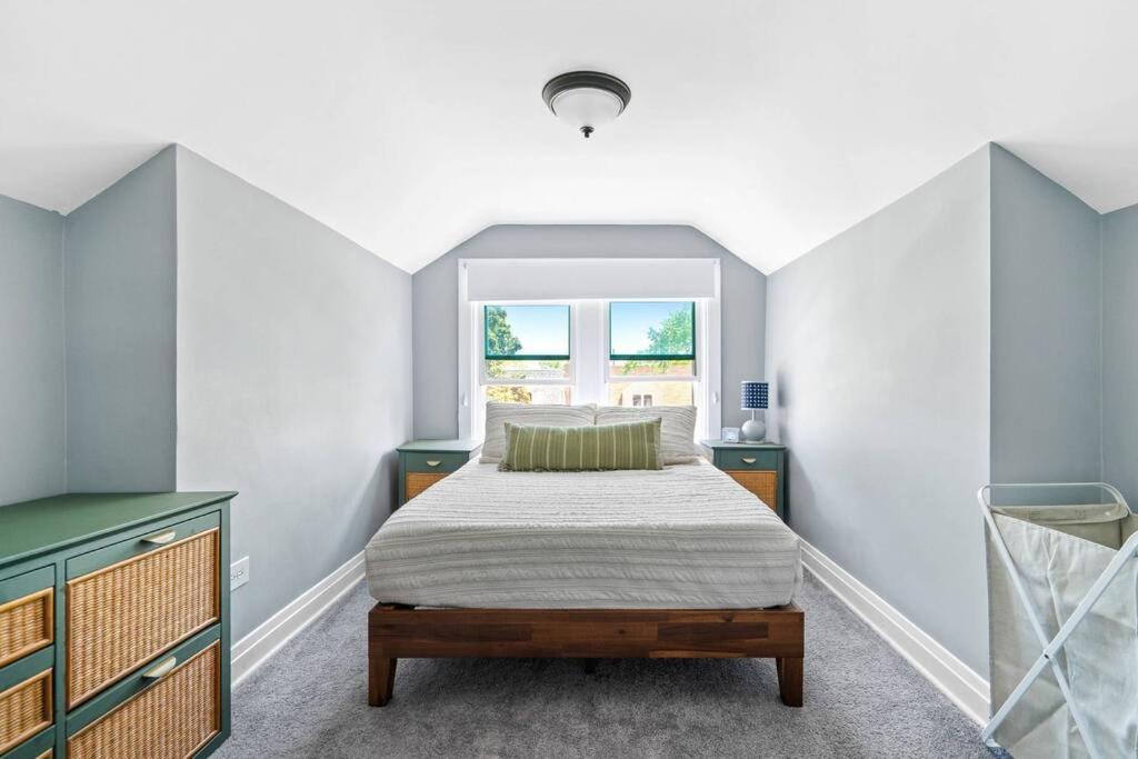 Norwood Park/edison Park! Workstation & In-unit Laundry! 2nd Floor *