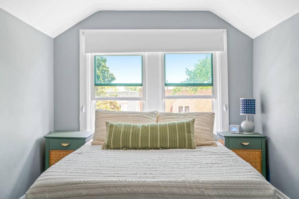 Apartment Norwood Park/edison Park! Workstation & In-unit Laundry! 2nd Floor Chicago