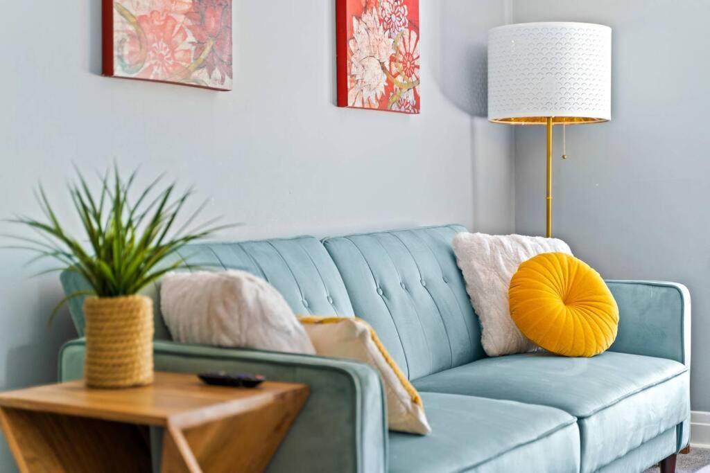 Norwood Park/edison Park! Workstation & In-unit Laundry! 2nd Floor