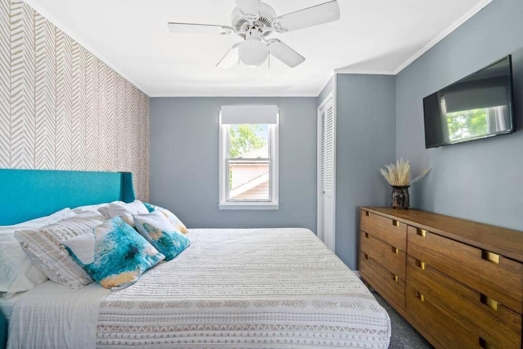 Norwood Park/edison Park! Workstation & In-unit Laundry! 2nd Floor Chicago