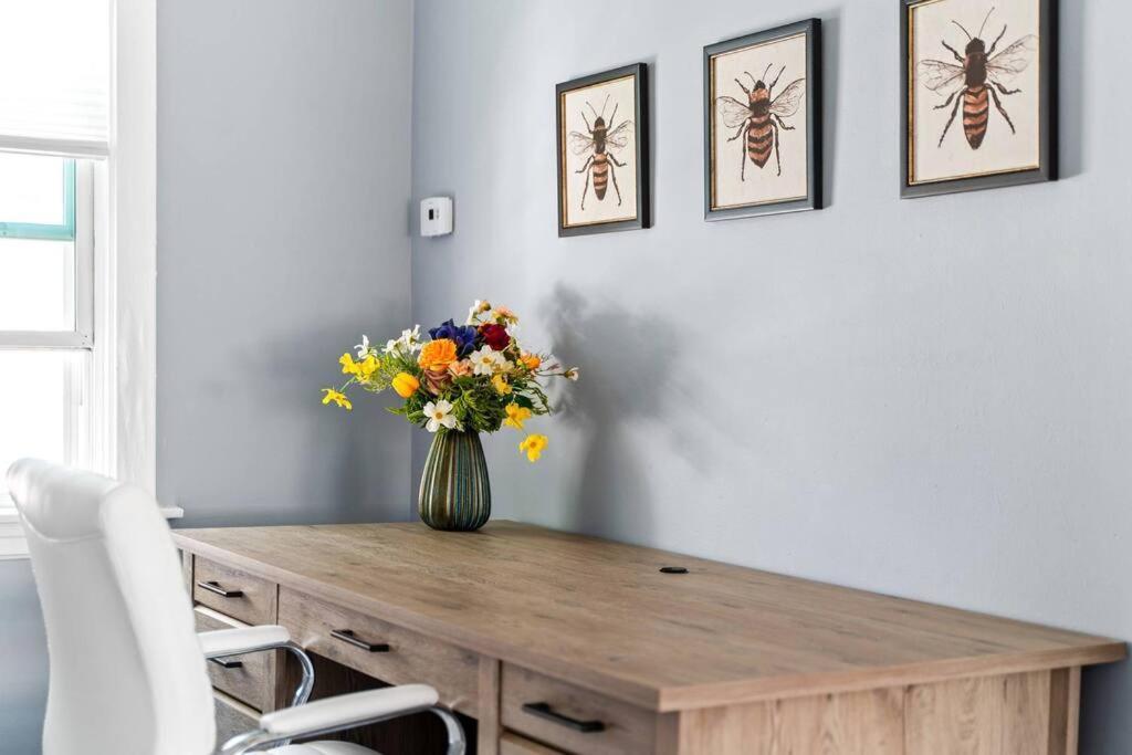 Norwood Park/edison Park! Workstation & In-unit Laundry! 2nd Floor *