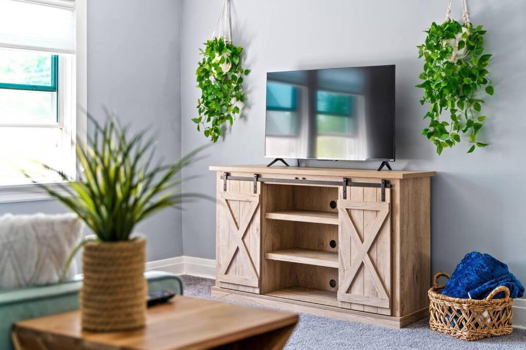 Norwood Park/edison Park! Workstation & In-unit Laundry! 2nd Floor Apartment *