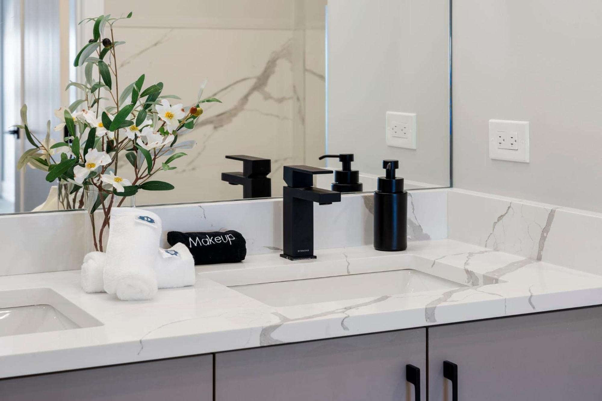 Contemporary Luxury: New 3br 2ba Stylish Haven * Chicago
