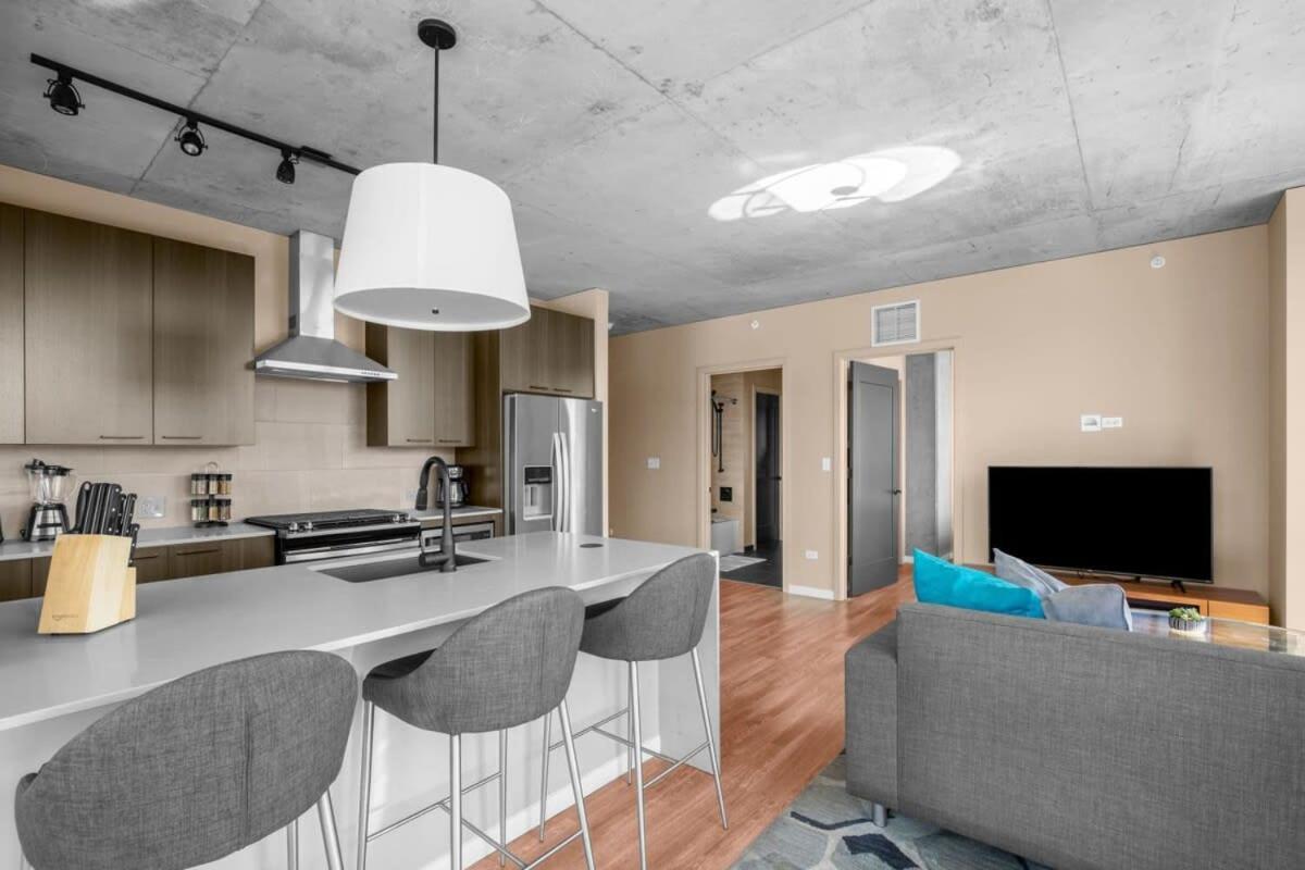 3br Elegant Glass Penthouse Pool With Deck & Gym *