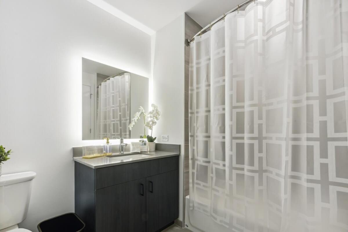 Apartment 2br Stunning River North With Pool & Views *