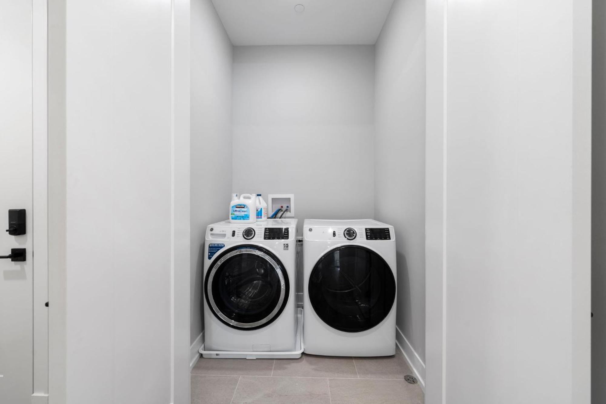 Apartment Brand New 3bed 3bath Modern W Balcony