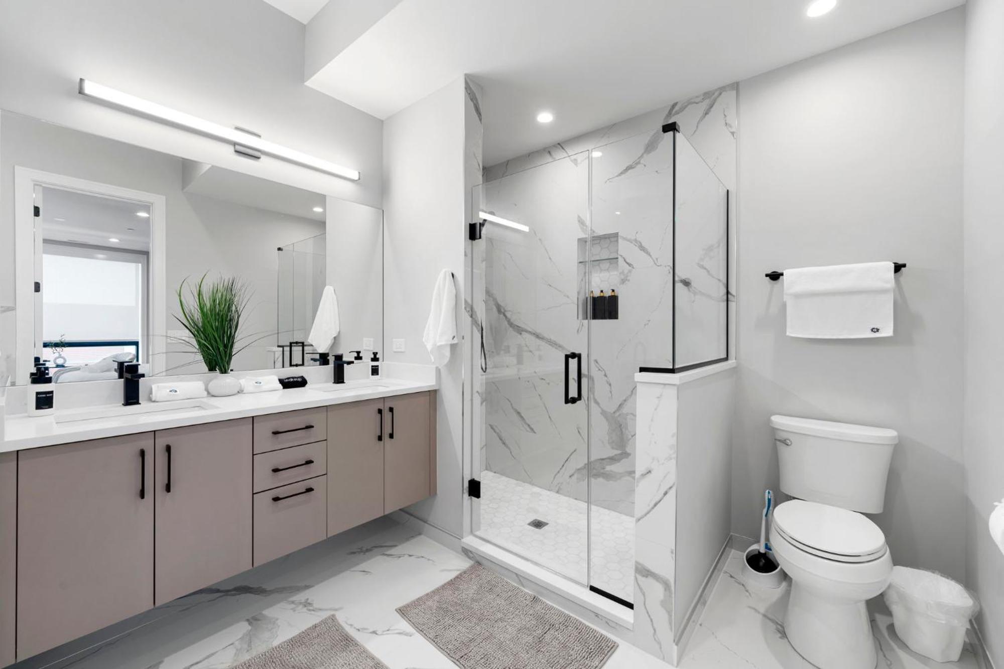 Apartment Brand New 3bed 3bath Modern W Balcony *