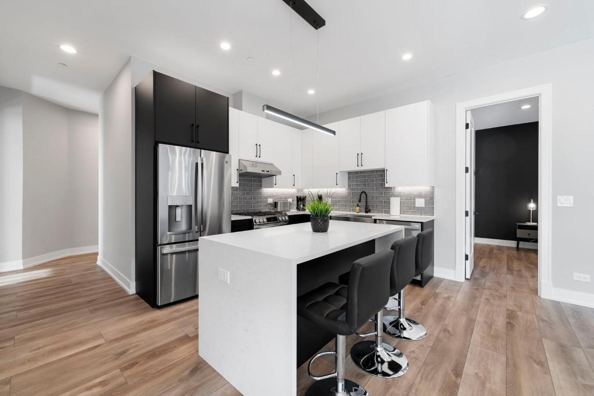 Apartment Brand New 3bed 3bath Modern W Balcony *