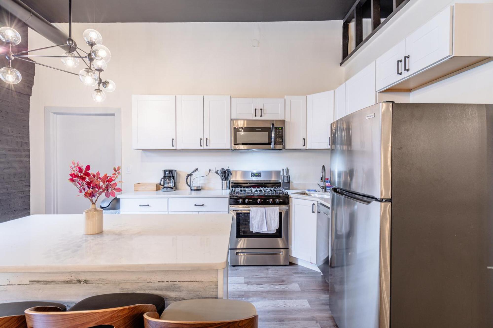 Luxury 5Br Chicago Retreat Perfect For Groups With Pool Table & Optional Parking Near Mccormick Place And Soldier Field Apartment Chicago