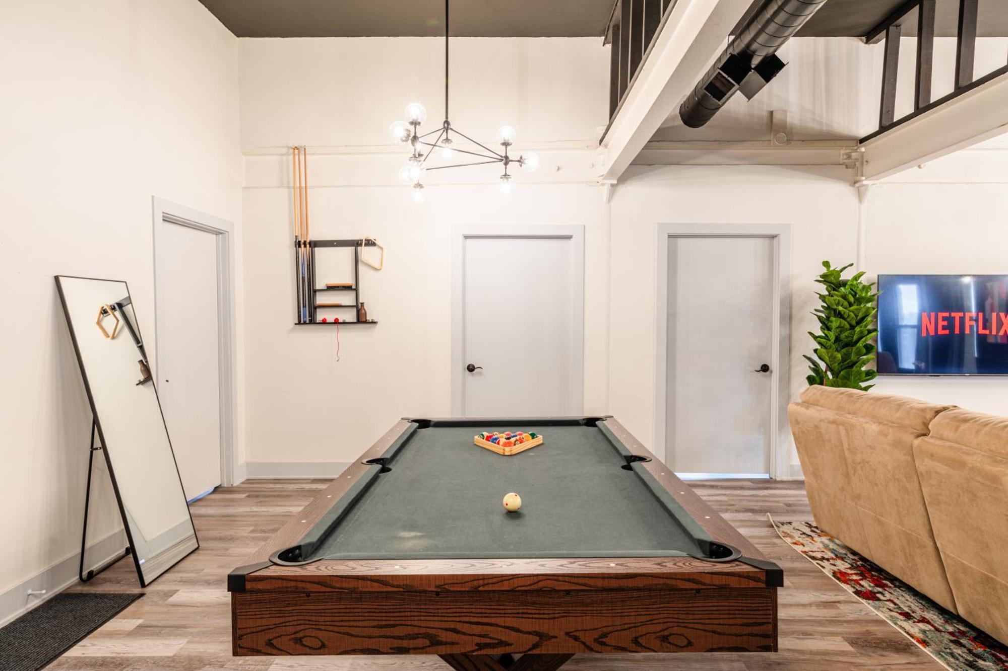 Luxury 5Br Chicago Retreat Perfect For Groups With Pool Table & Optional Parking Near Mccormick Place And Soldier Field *