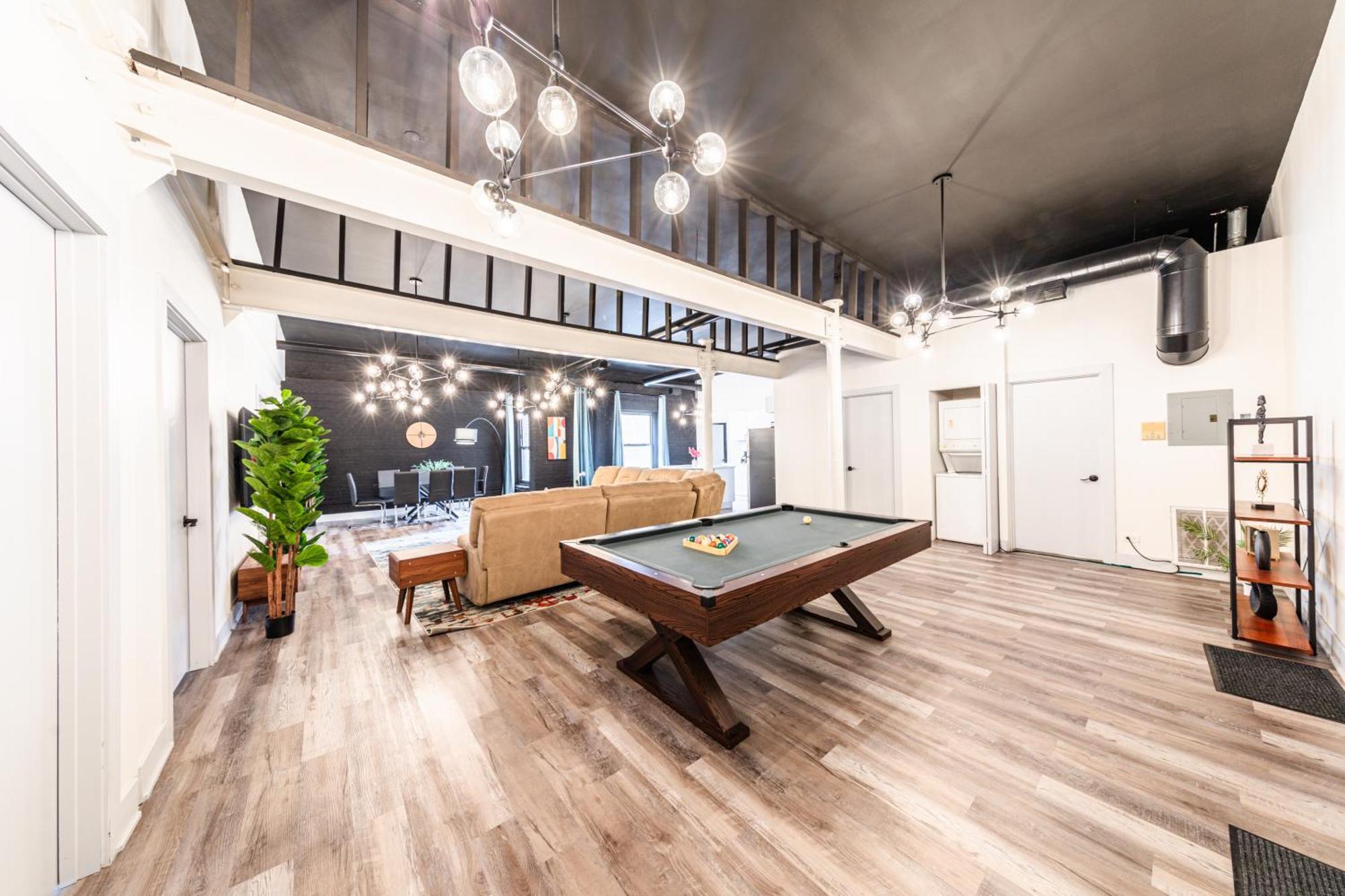 Luxury 5Br Chicago Retreat Perfect For Groups With Pool Table & Optional Parking Near Mccormick Place And Soldier Field Apartment *