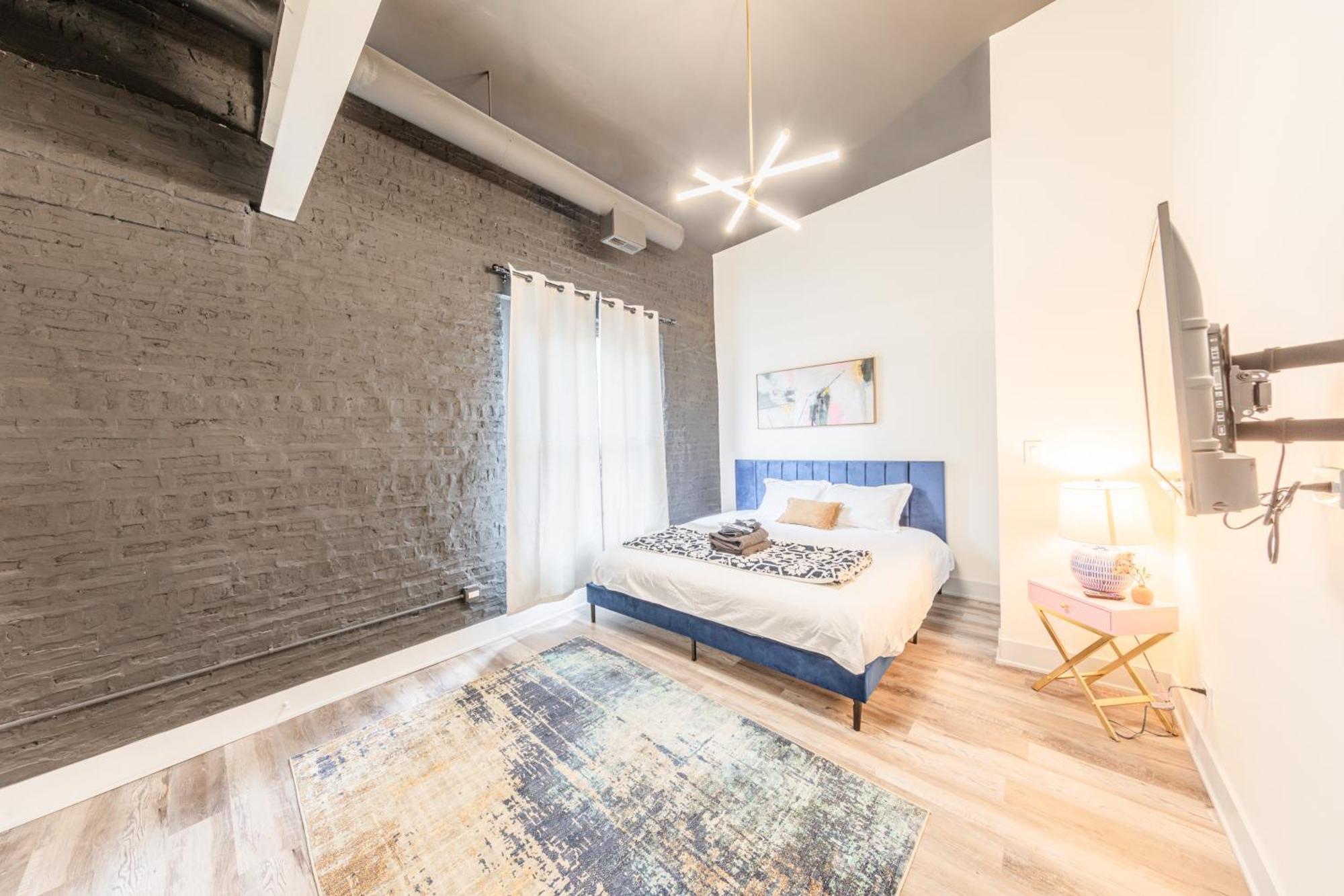 Luxury 5br Retreat Perfect For Groups With Pool Table & Optional Parking Near Mccormick Place And Soldier Field Chicago