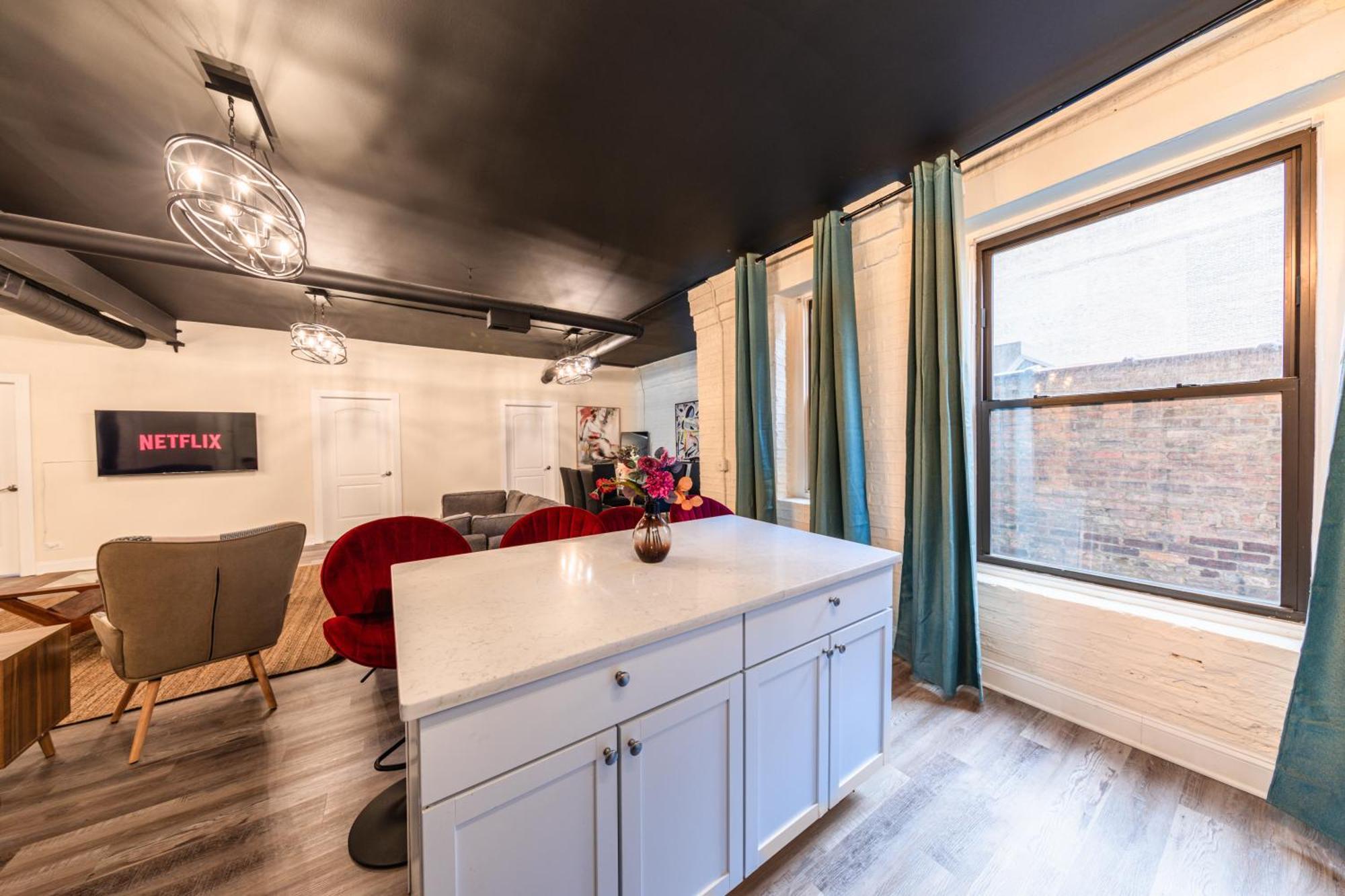 Family And Group Friendly 5Br Spacious Unit With Pool Table And Optional Parking Near Mccormick Place And Soldier Field