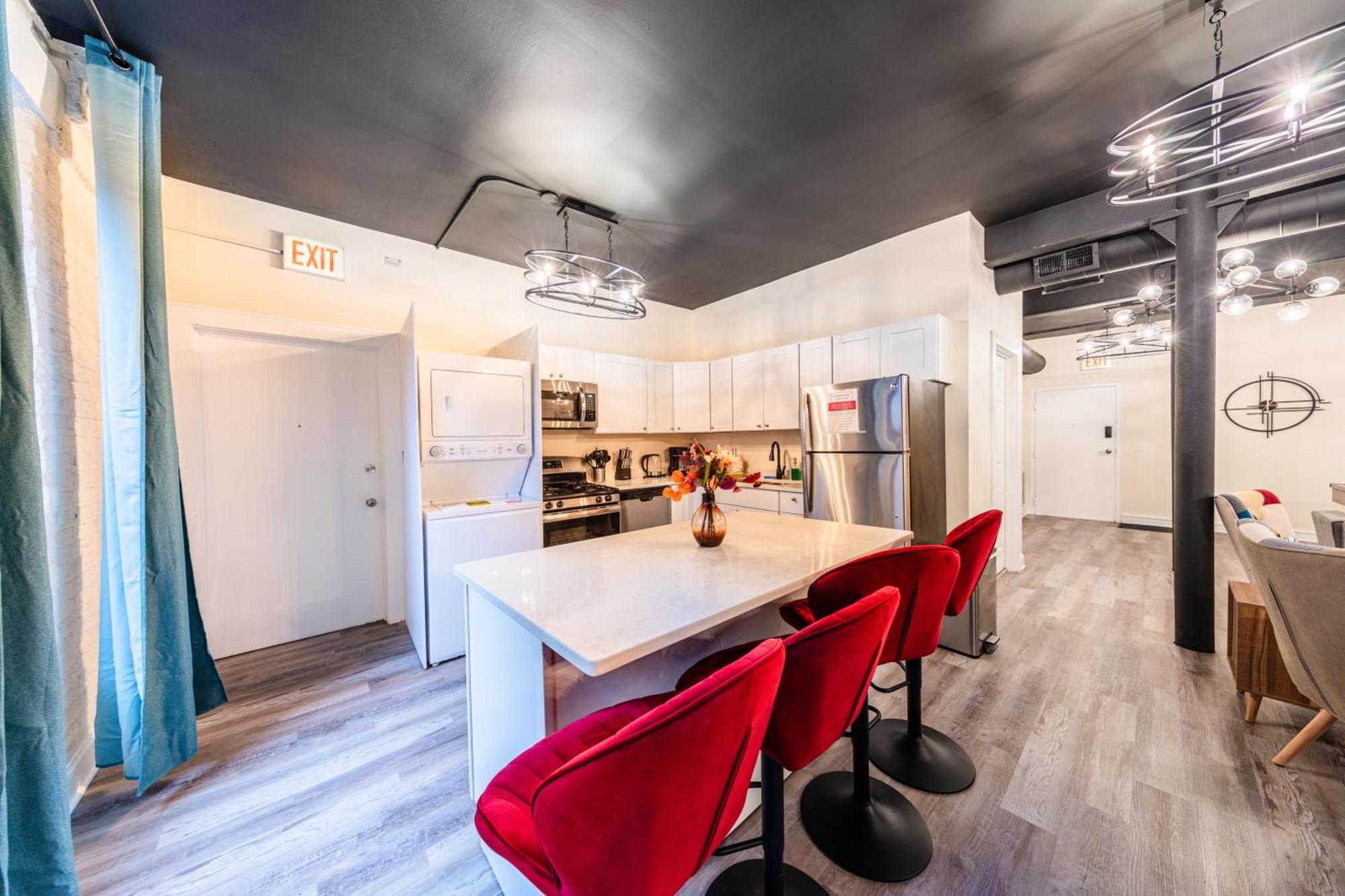Family And Group Friendly 5Br Spacious Unit With Pool Table And Optional Parking Near Mccormick Place And Soldier Field Chicago