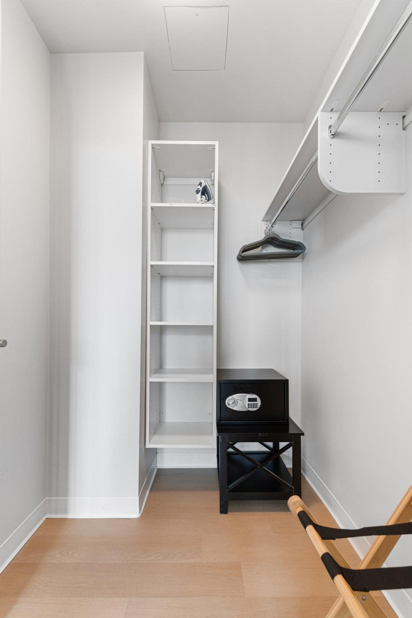 Foundry Unmatched Skyline Views At Lincoln Park Apartment *