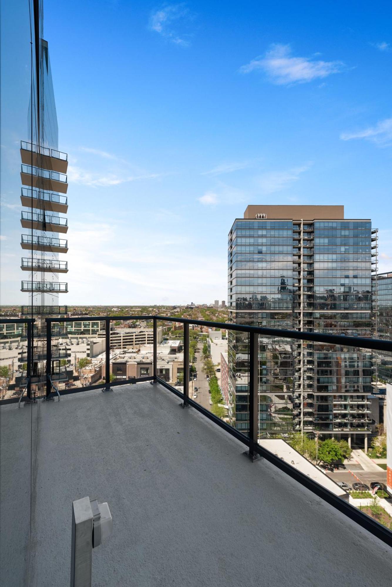 Foundry Unmatched Skyline Views At Lincoln Park Apartment *