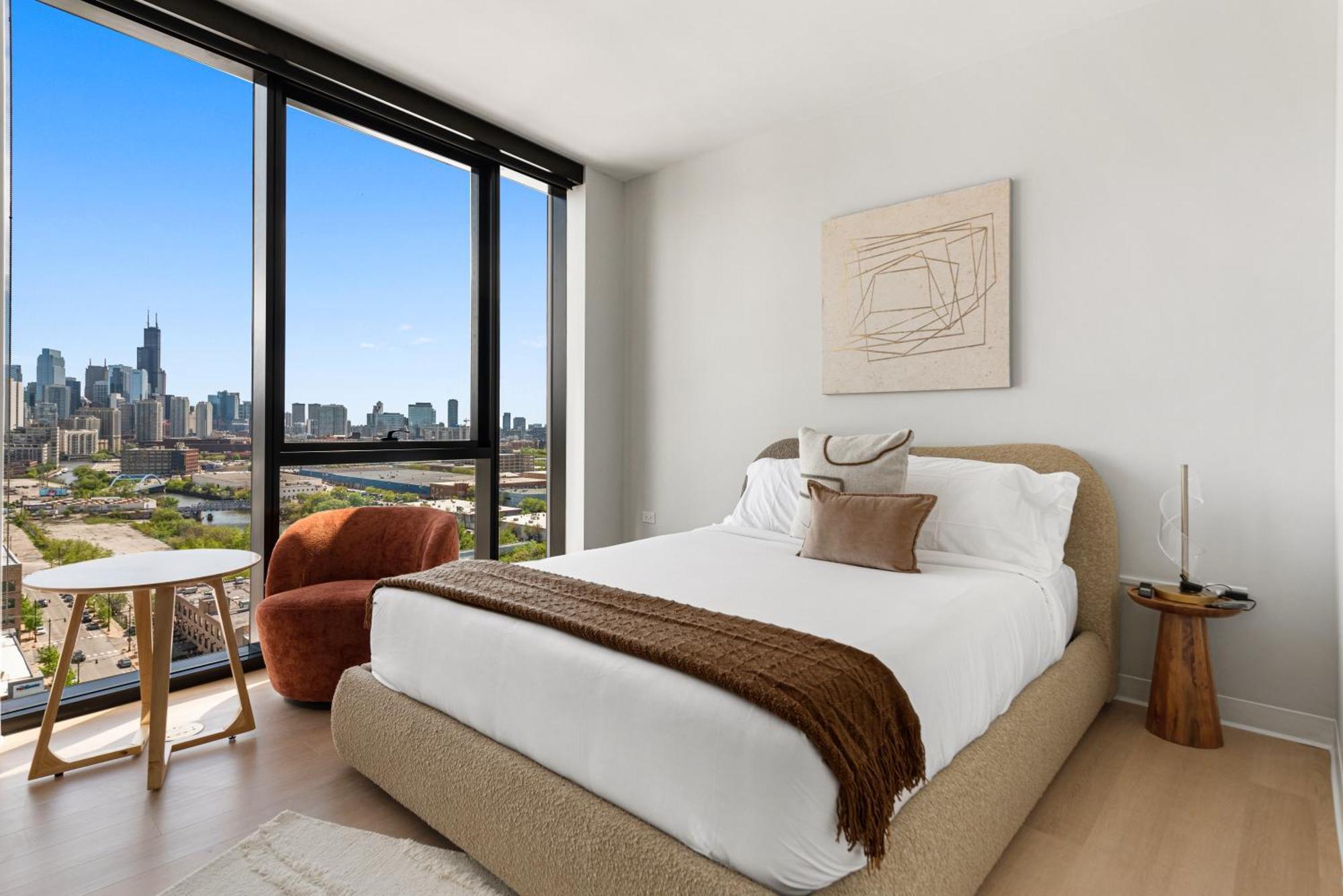 Foundry Unmatched Skyline Views At Lincoln Park Apartment *