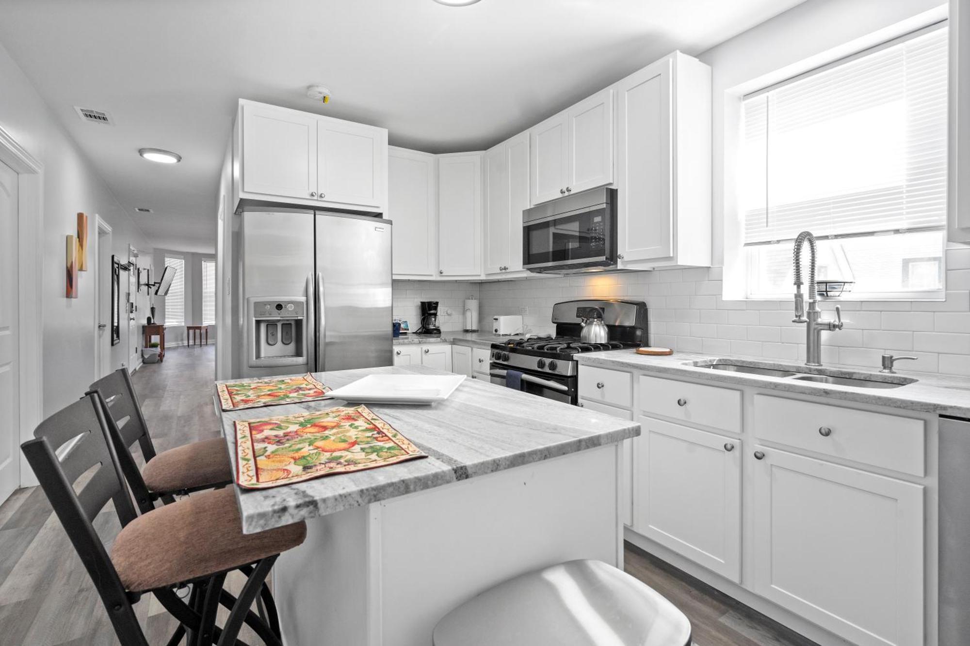 Appartement Newly Rehabbed Greystone With 2 Private Apartments, Backyard, Garage, Laundry, Close To Expressway Chicago