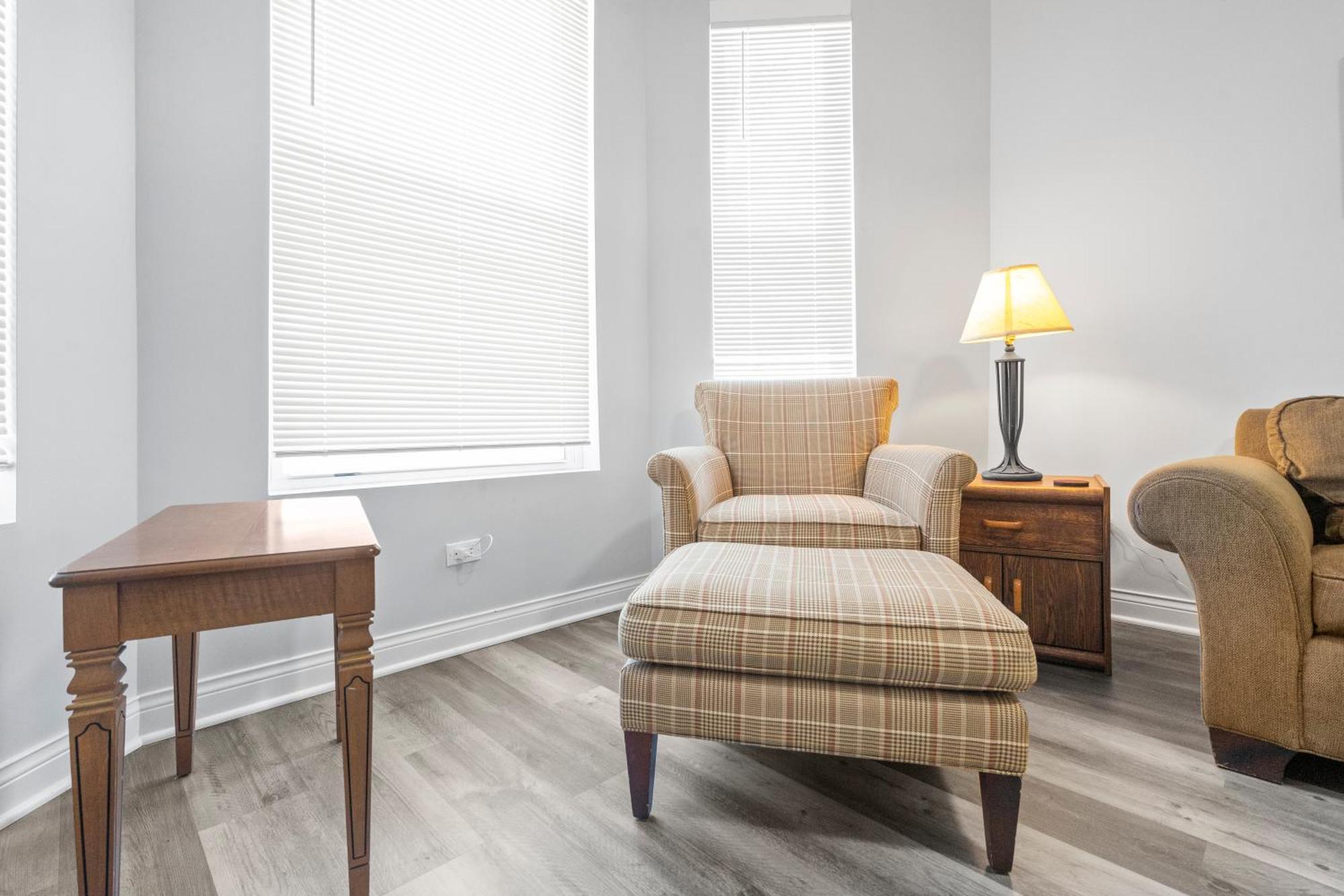 Newly Rehabbed Greystone With 2 Private Apartments, Backyard, Garage, Laundry, Close To Expressway Appartement *