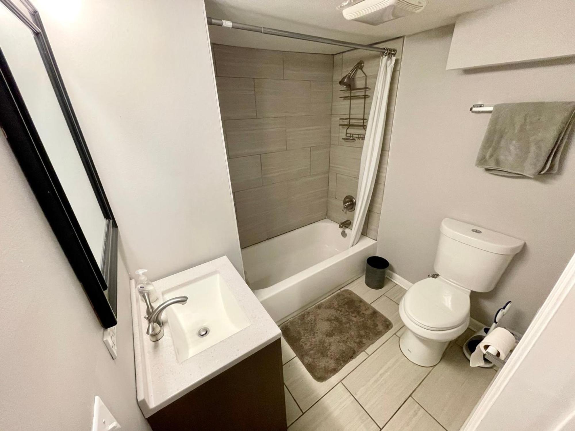 Close To Downtown - Free Parking Chicago
