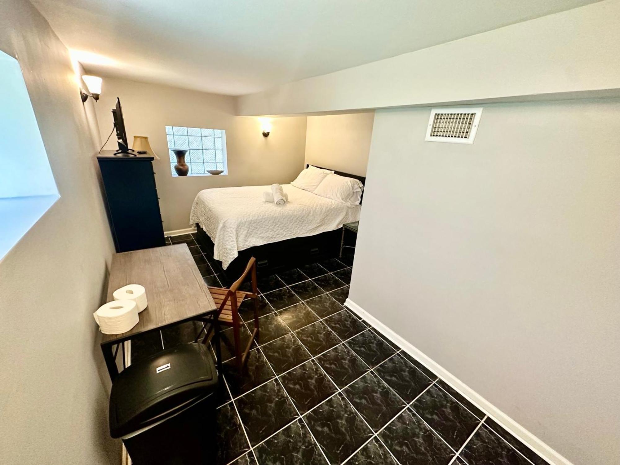 Close To Downtown - Free Parking Homestay *