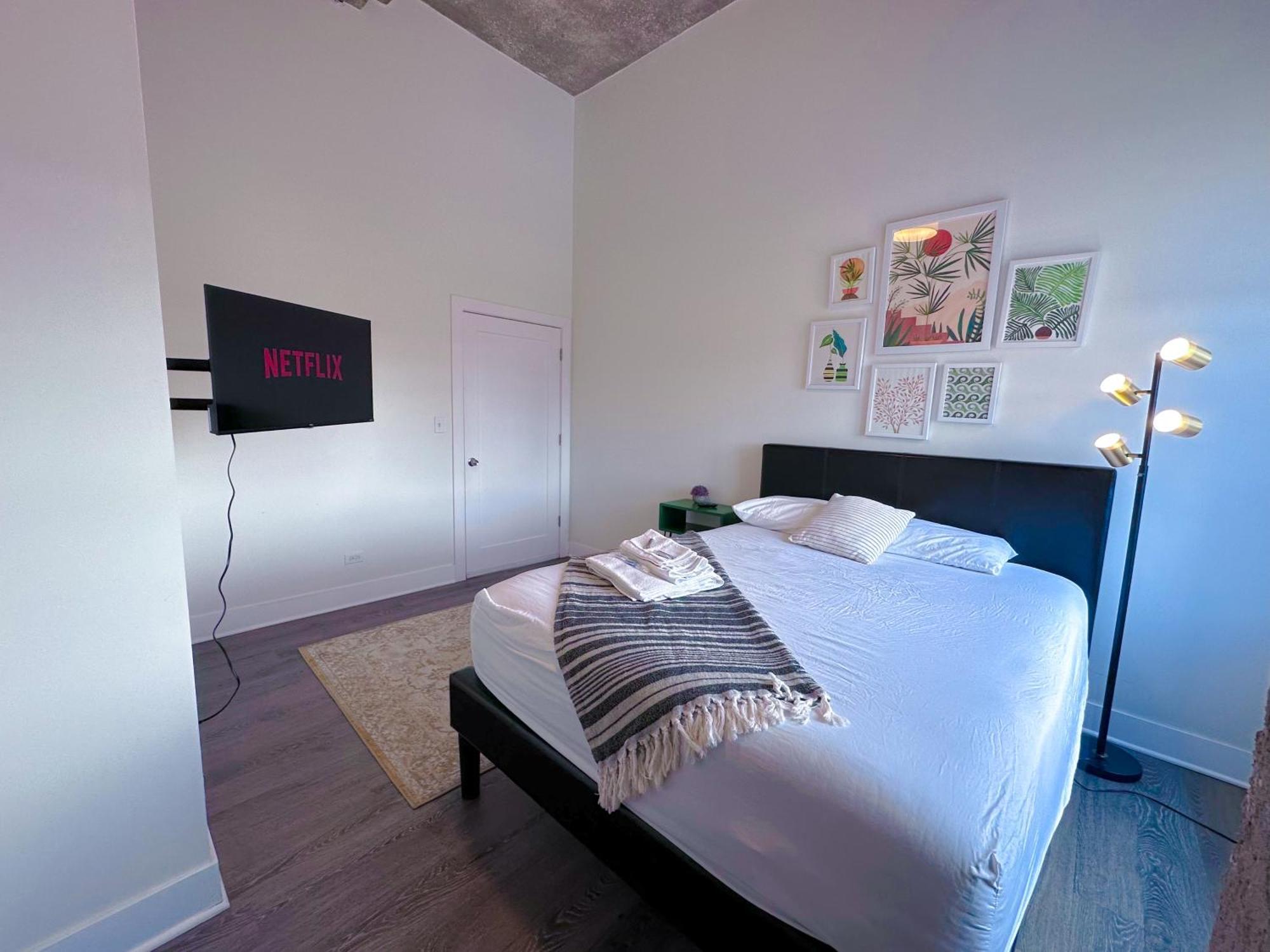 Spacious 3Br Corner Stay With Optional Parking And Gym Access Near Mccormick Place, Grant Park And Soldier Field