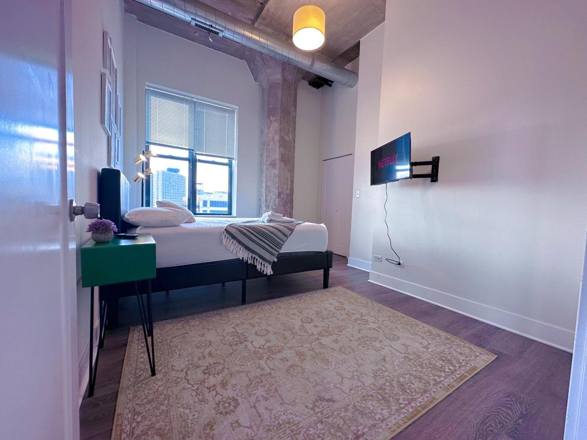 Spacious 3Br Corner Stay With Optional Parking And Gym Access Near Mccormick Place, Grant Park And Soldier Field Chicago