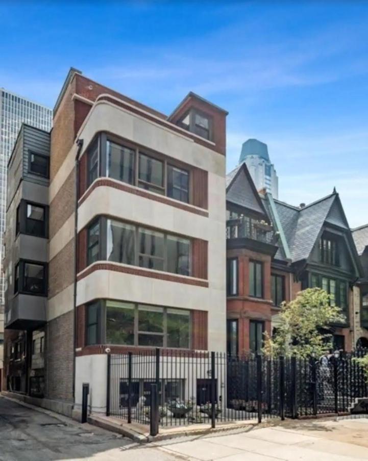 Beautiful Magnificent Mile/rush Street For Up To 8 Guests With Optional Valet Parking Apartment *