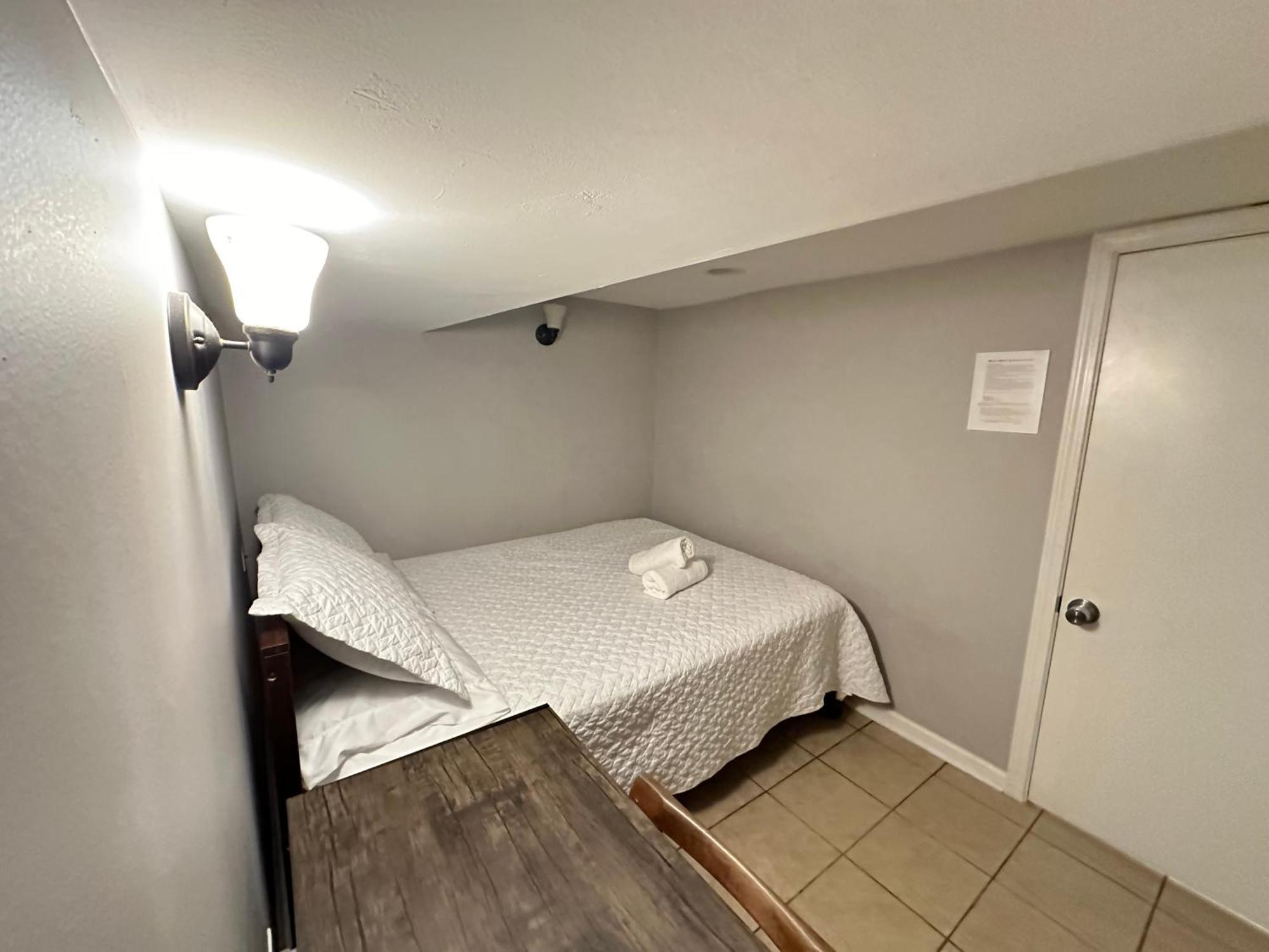 Homestay Close To Downtown - Free Parking