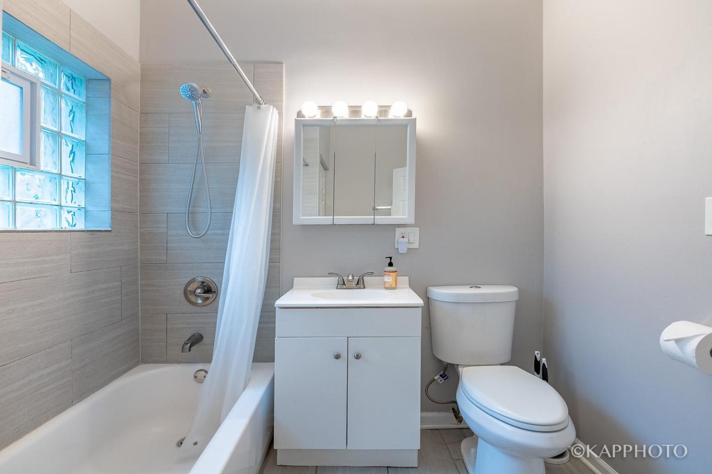 Quarto em Acomodações Particulares Wonderful Close To Downtown - Free Parking