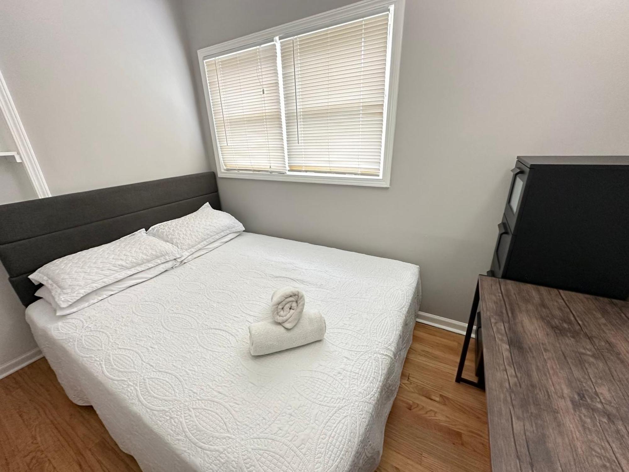 Wonderful Close To Downtown - Free Parking Homestay