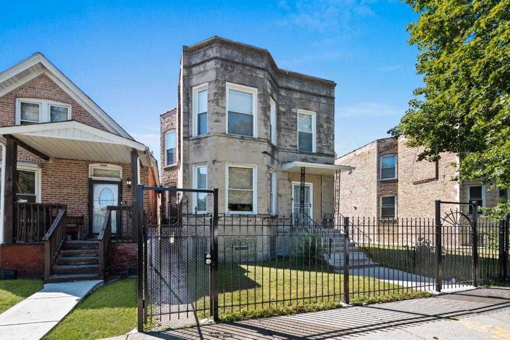 Appartement Newly Rehabbed Greystone With 2 Private Apartments, Backyard, Garage, Laundry, Close To Expressway Chicago