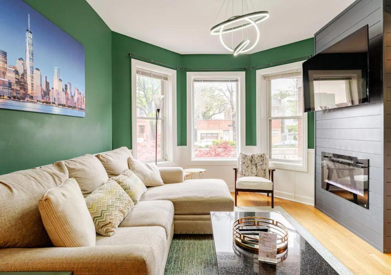 2 Bed W/ Office, Free Parking, Near Wrigley * Chicago