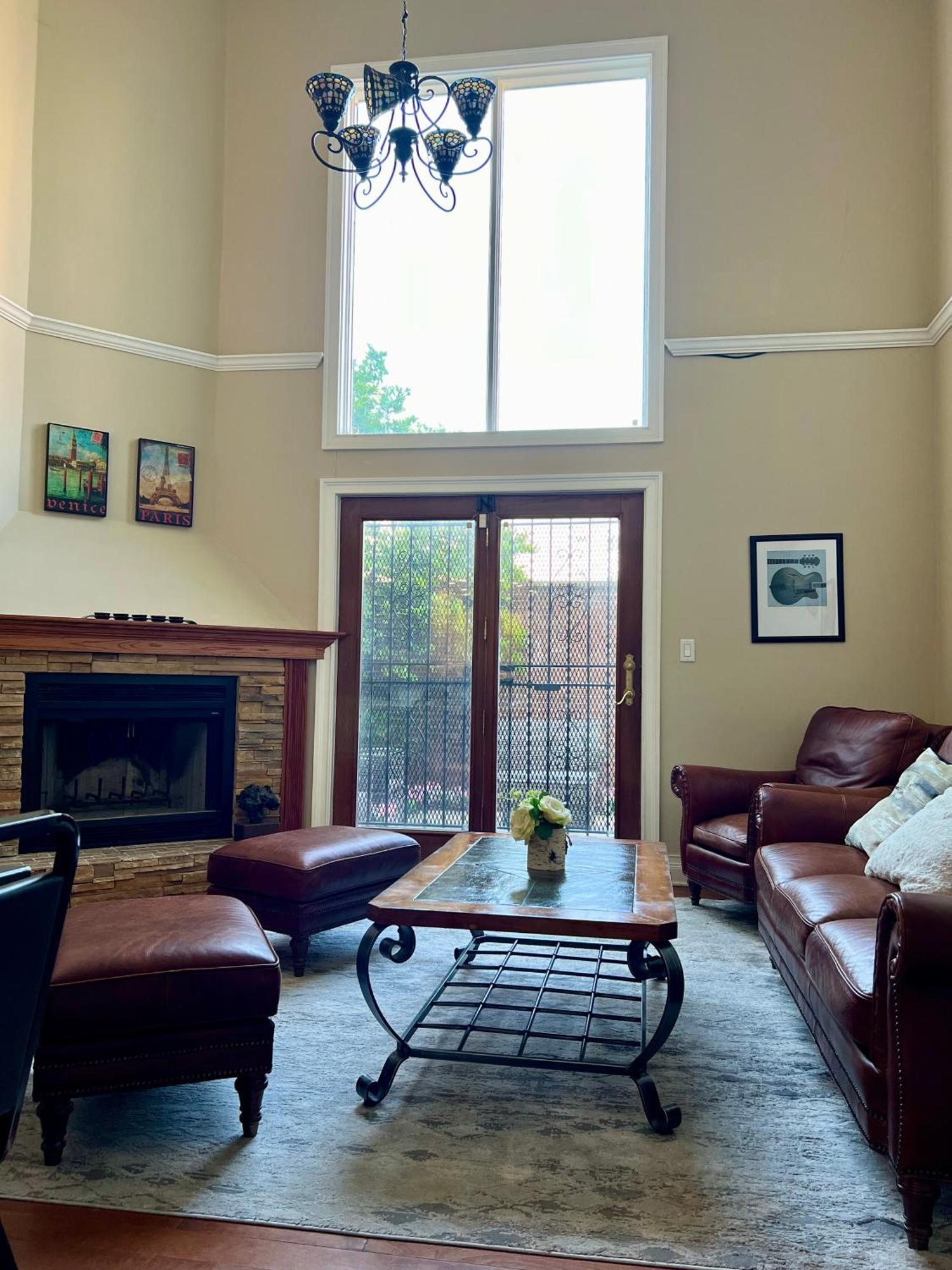 Hébergement de vacances 4 Bedroom In Location Parking Fireplace Back Yard Pets Welcome *