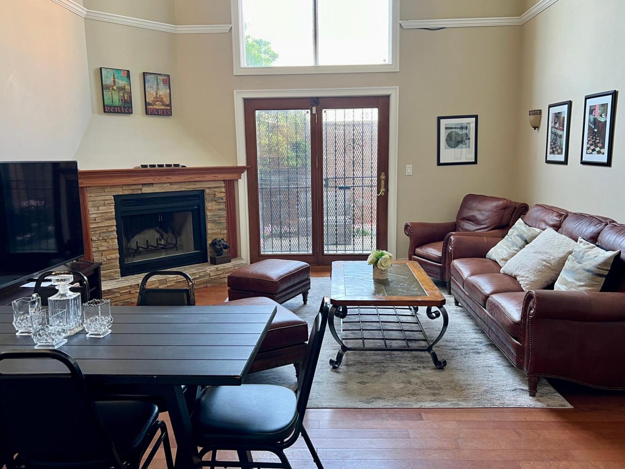 4 Bedroom In Location Parking Fireplace Back Yard Pets Welcome Hébergement de vacances Chicago