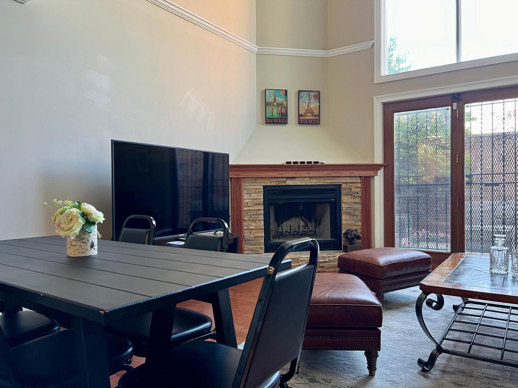 4 Bedroom In Location Parking Fireplace Back Yard Pets Welcome Hébergement de vacances