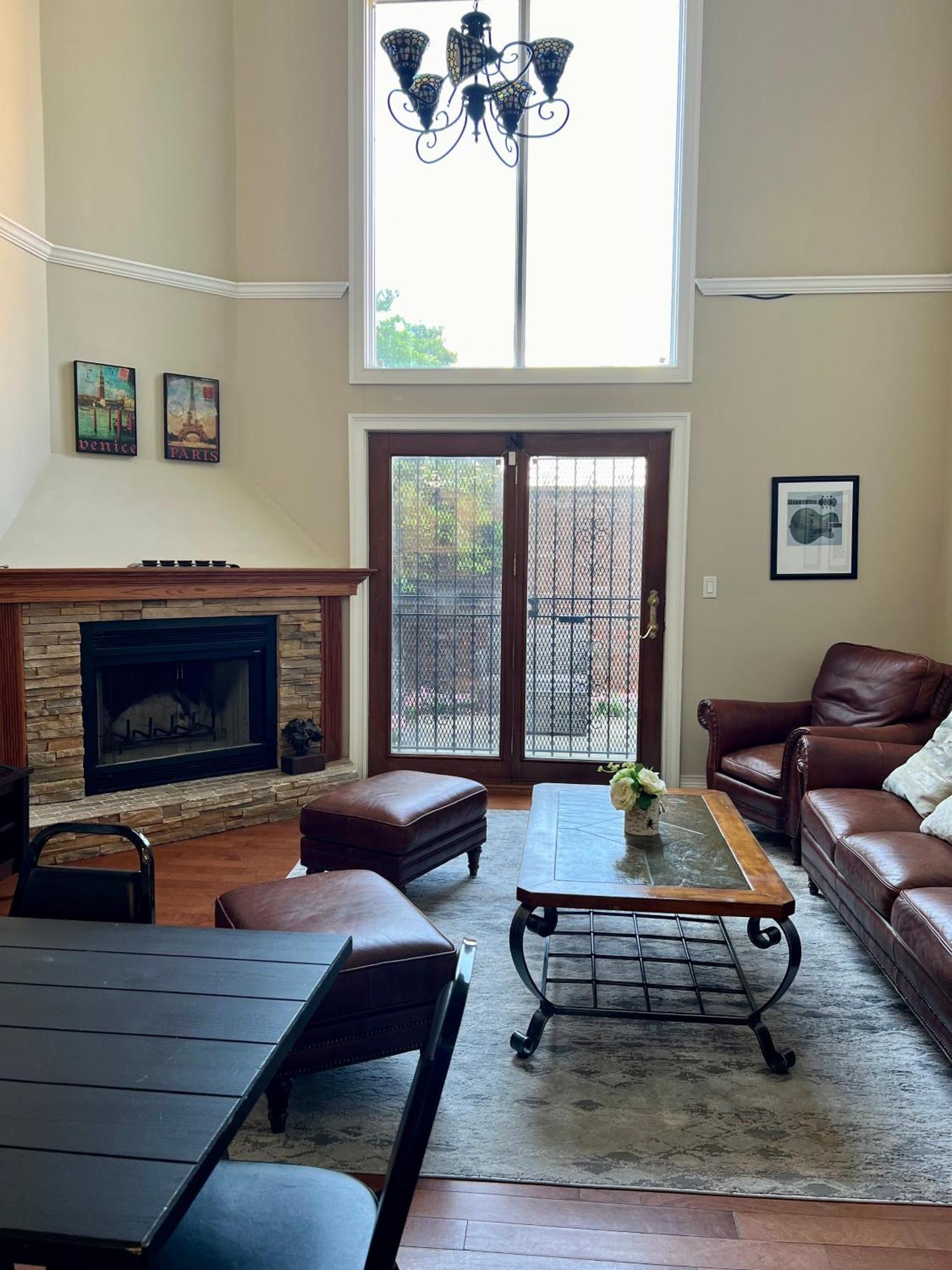 Hébergement de vacances 4 Bedroom In Location Parking Fireplace Back Yard Pets Welcome