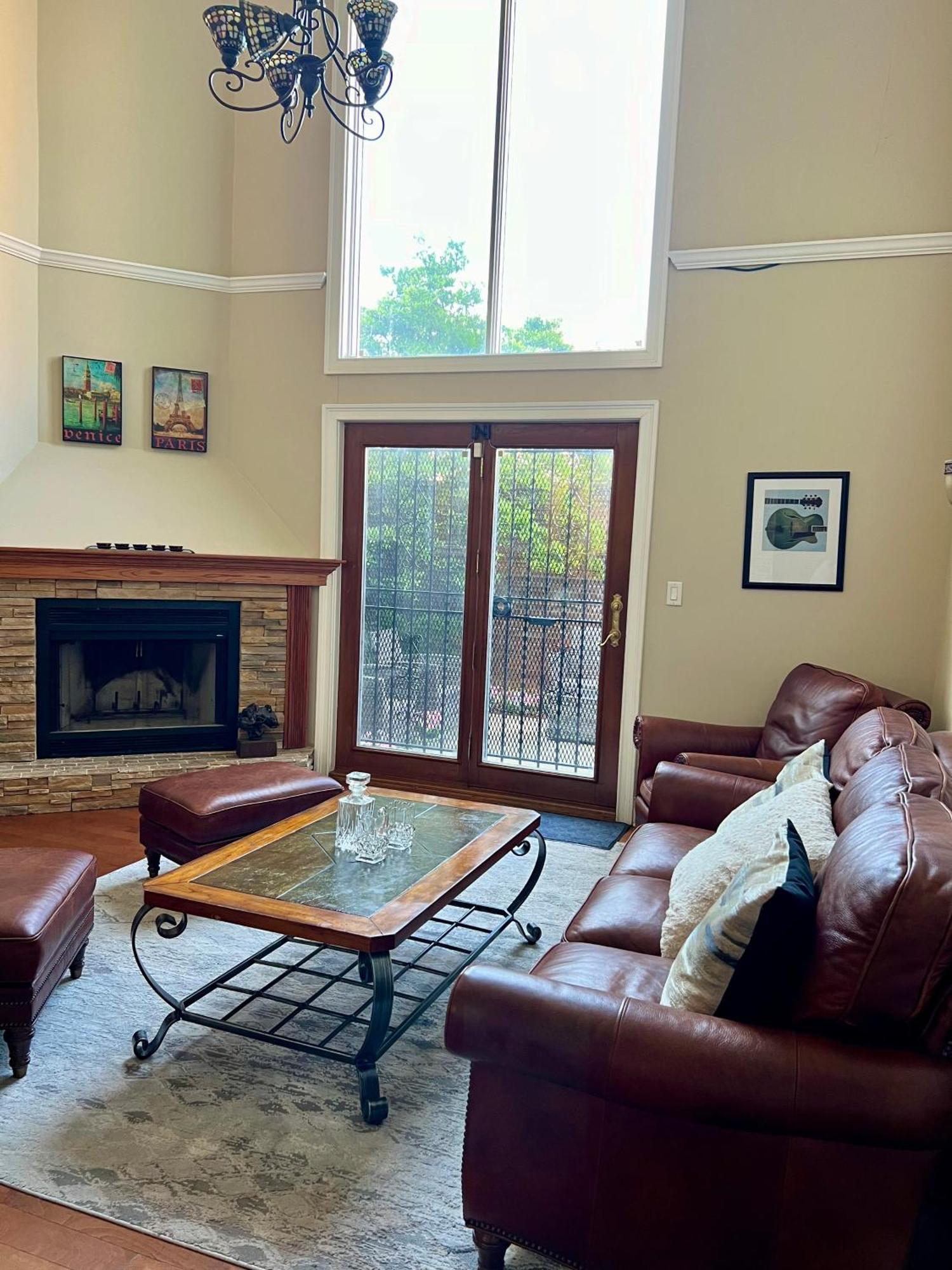 Hébergement de vacances 4 Bedroom In Location Parking Fireplace Back Yard Pets Welcome *